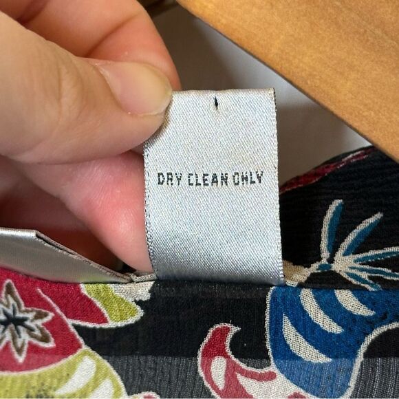 VTG Chico’s Silk Black Oriental Inspired Fairytale Novelty Print Top Sz 1 / M - Picture 7 of 7